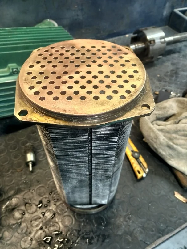 Haz tubular desmontado después del proceso de limpieza en taller