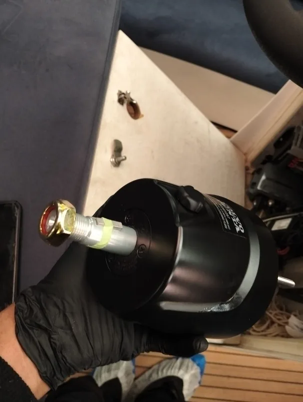 Nueva bomba de dirección hidráulica preparada para su instalación