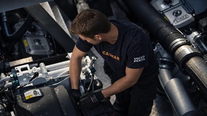 Mantenimiento de un motor marino a bordo.
