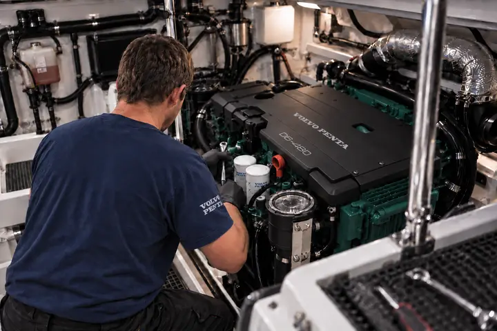 Mantenimiento de un motor marino Volvo Penta.