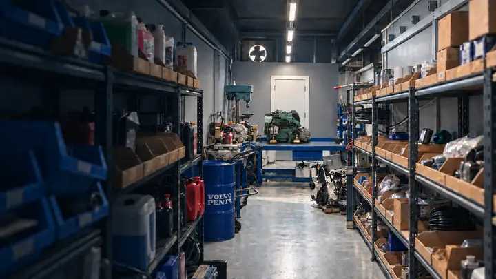 Interior de un taller de motores marinos.
